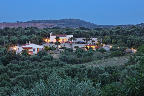 Perinteiset yksityiset huvilat ~ Oma uima-allas ~ Air Con ~ Wifi ~ Rauhallinen sijainti