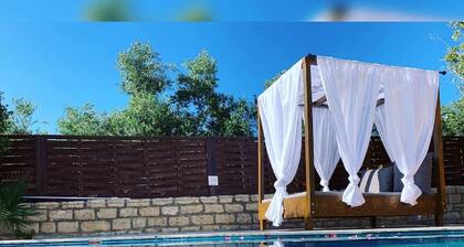 Perinteiset yksityiset huvilat ~ Oma uima-allas ~ Air Con ~ Wifi ~ Rauhallinen sijainti