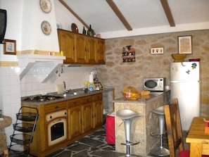 Kühlschrank, Mikrowelle, Ofen, Herdplatte