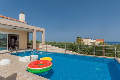 3 Bed & 3 bath Modern Villa - Sauna, Jacuzzi,pool, Wi-fi & wheel chair friendly
