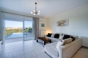 Smart TV, fireplace, DVD player, table football - 3 Bed & 3 bath Modern Villa - Sauna, Jacuzzi,pool, Wi-fi & wheel chair friendly (Rethymno)
