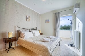 3 bedrooms, in-room safe, iron/ironing board, free WiFi