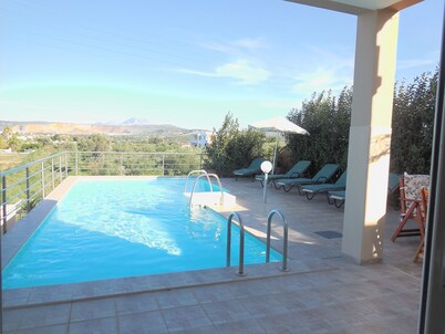 3 Bed & 3 bath Modern Villa - Sauna, Jacuzzi,pool, Wi-fi & wheel chair friendly