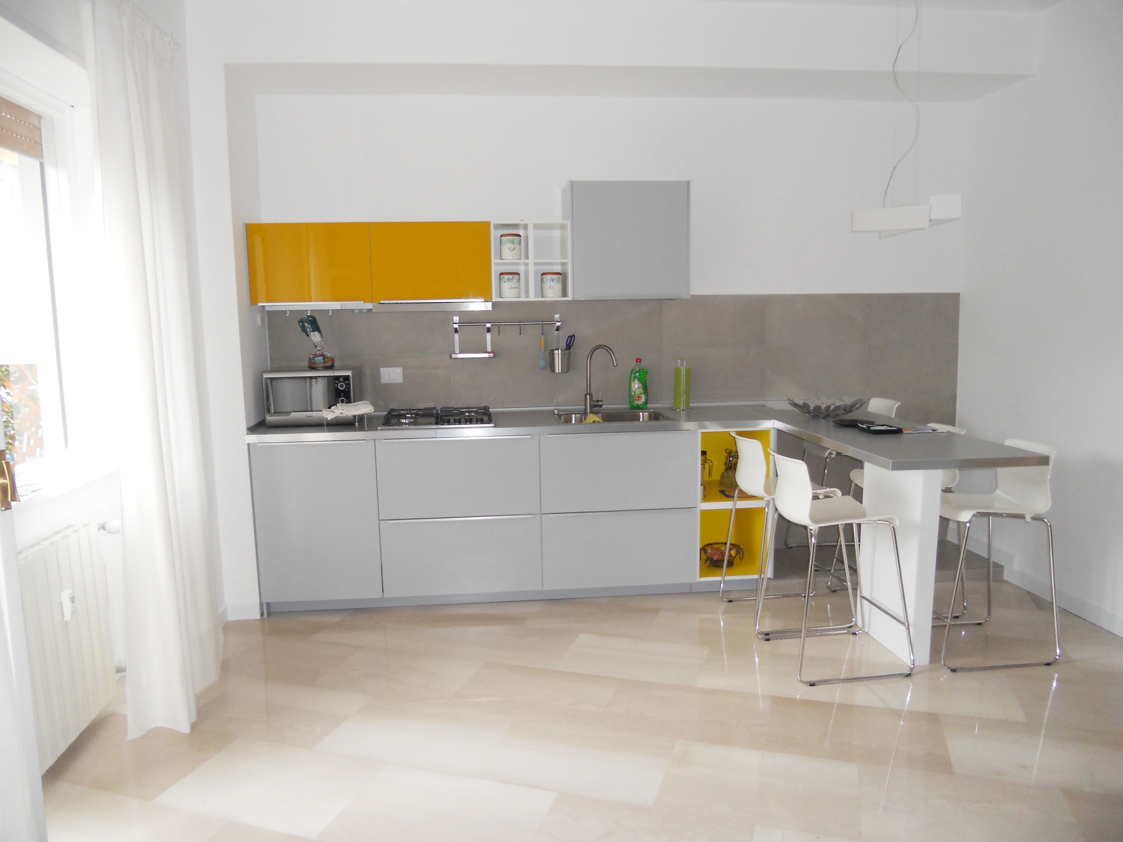 Kühlschrank, Mikrowelle, Herdplatte, Wasserkocher mit Kaffee-/Teezubehör