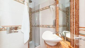 Regadera, secadora de cabello, bidet, toallas