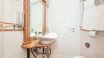 Regadera, secadora de cabello, bidet, toallas