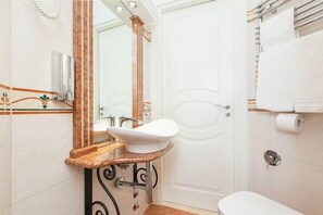 Shower, hair dryer, bidet, towels - Vatican Empire - DELUXE ROOM (Roma)