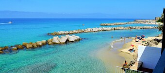 10 meters from the beach—Marina Holiday Home, Beachfront House—Calabria