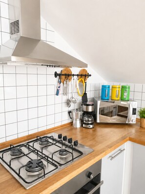 Coffee/tea maker, fridge, microwave, oven
