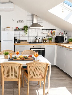 Coffee/tea maker, fridge, microwave, oven