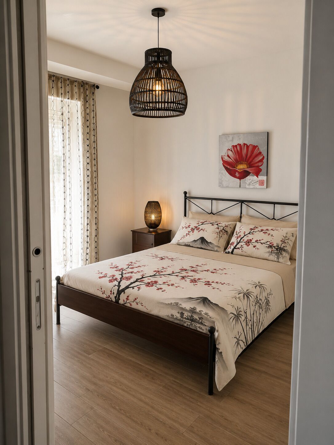 Une chambre à coucher comprenant un lit, un luminaire suspendu, une table de chevet avec une lampe et un tableau accroché au mur.