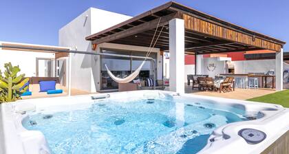 Villa exclusive, en bord de mer, piscine chauffée, propre parc pour enfants!