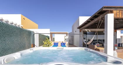Villa exclusive, en bord de mer, piscine chauffée, propre parc pour enfants!