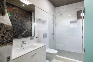 Ducha, secador de pelo, toallas, papel higiénico