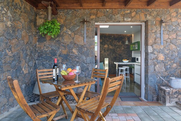 Outdoor dining - LOS4NOBLES-EL SACHO LODGING (La Costa-Tinajo)
