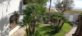 FABELACHTIGE VILLA MET TWEE VERDIEPINGEN MET JACUZZI IN PRIVÉ-TUIN EN AAN DE ZEELIJN