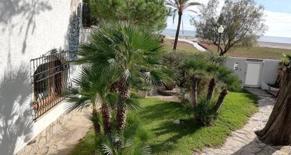 Upea kahdessa kerroksessa huvila JACUZZI kanssa yksityisellä puutarhassa ja merilinjalla