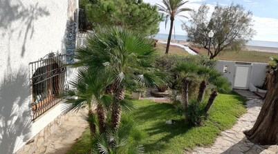 FABULOUS BEACHFRONT VILLA VERY CLOSE TO BARCELONA 