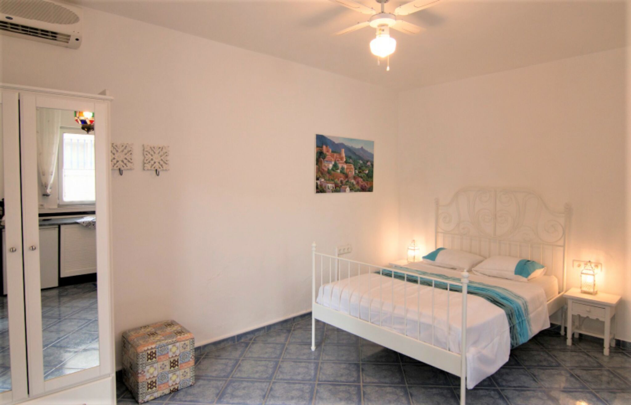 Een kluis op de kamer, een strijkplank/strijkijzer, wifi, beddengoed