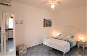 Caja fuerte, tabla de planchar con plancha, wifi y ropa de cama