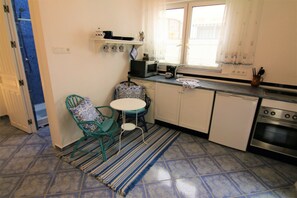 Frigorífico, microondas, horno y placa de cocina