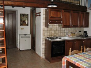 Refrigerador, horno, parrilla de estufa y tetera eléctrica 
