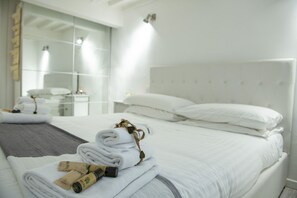 2 bedrooms, iron/ironing board, free WiFi, bed sheets - "A kiss in Florence": modern and completely renovated in the heart of Florence (Firenze)