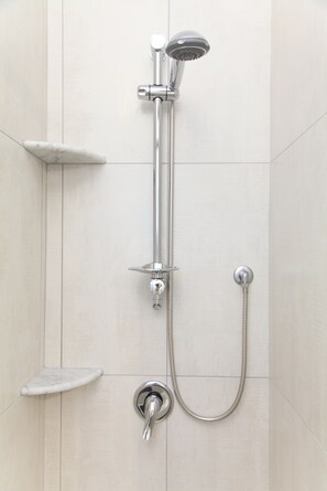 Een bad/douchecombinatie, een haardroger, een bidet