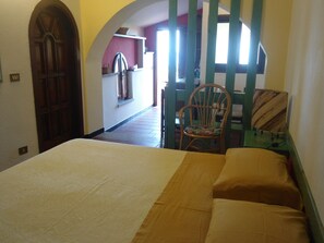 1 bedroom, WiFi, bed sheets - MONOLOCALI AT 200 mt FROM THE SEA IN A CASALE OF THE '700 (Torremezzo di Falconara)
