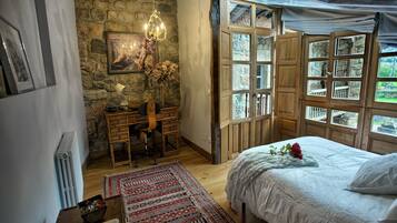 2 bedrooms, iron/ironing board, travel cot, WiFi