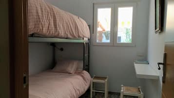 2 bedrooms, iron/ironing board, free WiFi, bed sheets