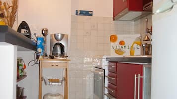 Frigorífico, horno, placa de cocina y cafetera o tetera
