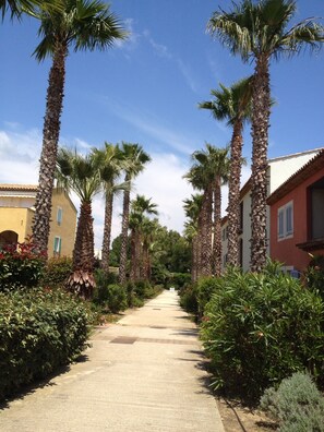 Property grounds - Appartment in residence close beach ,town center,close St.Tropez, TOTALRENOVATED (Cavalaire-Sur-Mer)