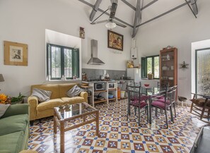 Télévision, cheminée, livres