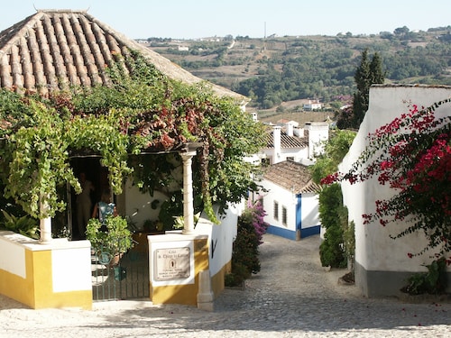 2 bedroomed new renovated character filled cottage for 4/5 only7km from Obidos