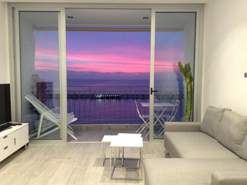 Loft Where you can delight one spectacular dawn. In front of the sea. complete