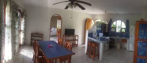 Een koelkast, een oven, een kookplaat, een koffiezetapparaat/waterkoker