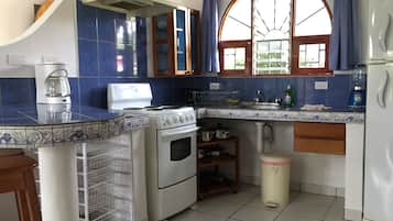 Refrigerador, horno, parrilla de estufa y cafetera y tetera