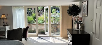 Spacious Self Contained Studio Apartment - Free Wi-Fi & Parking