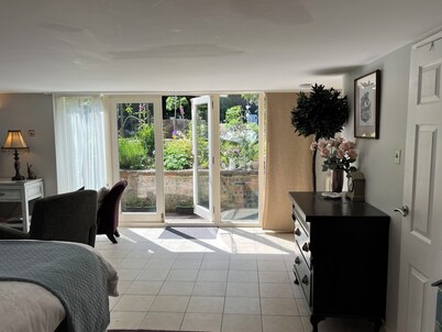 Spacious Self Contained Studio Apartment - Free Wi-Fi & Parking