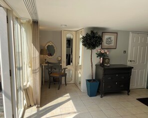 Interior - Spacious Self Contained Studio Apartment - Free Wi-Fi & Parking (Altrincham)