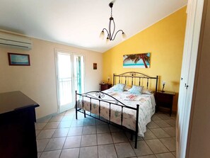 3 bedrooms, desk, iron/ironing board, free WiFi - Villa il Carrubo 100 meters from a unique and unspoiled sea (licata)