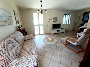 Smart TV, DVD player, books, stereo