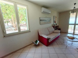 Smart TV, DVD player, books, stereo