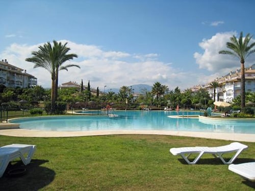 Apartment, Pool-Komplex und tropische Gärten in unmittelbarer Nähe von Puerto Banus
