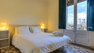 3 bedrooms, desk, iron/ironing board, travel crib