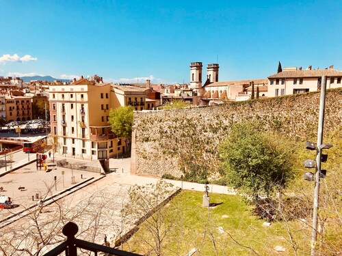 Girona-Costa Brava: Historical & Vintage (optional parking)