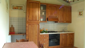 Réfrigérateur, four, plaque de cuisson, cafetiÚre/bouilloire
