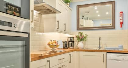 Tilava yhden makuuhuoneen pohjakerroksen huoneisto näkymä takana puutarhaan.