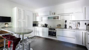 Frigorifero, microonde, forno, piano cottura